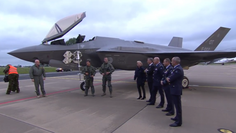 Để tăng cường khả năng tiếp cận không phận Nga, các quốc gia NATO thuộc châu Âu dự tính mua 400 máy bay chiến đấu F-35; hy vọng rằng, số máy bay thế hệ thứ năm này, có thể làm thay đổi "về chất", năng lực của không quân của NATO (thuộc châu Âu). Ảnh: Máy bay F-35B của Không quân Hà Lan - Nguồn: The Sun.