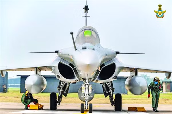 Tiêm kích Rafale là loại máy bay chiến đấu đa năng, có đơn giá tới 200 triệu USD (đắt hơn cả F-35). Về tác chiến, thiết kế phổ quát cho phép Rafale tiêu diệt các mục tiêu cả trên biển, trên bộ và trên không, và được xếp vào loại máy bay thế hệ 4++, tương đương tính năng Su-30SM của Nga. Ảnh: Máy bay Rafale của Pháp - Nguồn: Wikipedia.