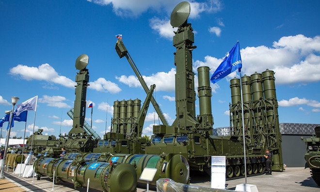 Để tăng cường tiềm lực nền kinh tế, nhiều chính sách kinh tế của Chính phủ Nga đã phát huy tác dụng; trong đó vai trò của xuất khẩu vũ khí và thiết bị quân sự trong hệ thống kinh tế Nga càng trở nên quan trọng hơn. Ảnh: Vũ khí Nga tại triển lãm ARMY-2020 – Nguồn: TASS