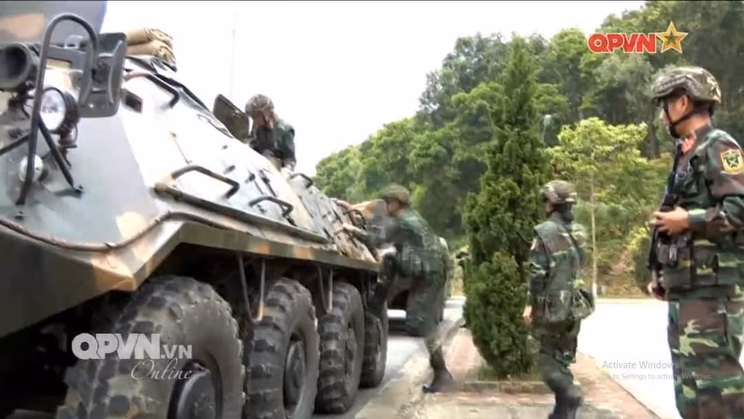 Đứng trước yêu cầu thuận tiện và đa năng hóa trang bị hơn cho các chiến sĩ đặc nhiệm. Cả Bộ Quốc phòng và Bộ Công an trong thời gian gần đây đã bắt đầu đưa vào sử dụng các loại mũ chống đạn kiểu mới hơn có thiết kế vô cùng hiện đại. Những hình ảnh được công bố trong thời gian gần đây cho thấy nhiều thay đổi mới trong trang bị của các lực lượng đặc biệt của ta, từ đó có thể nhanh chóng hiện đại hóa sánh với những lực lượng đặc biệt hàng đầu hiện nay. Ảnh: Lính trinh sát đặc nhiệm với mũ chống đạn High cut kiểu mới.