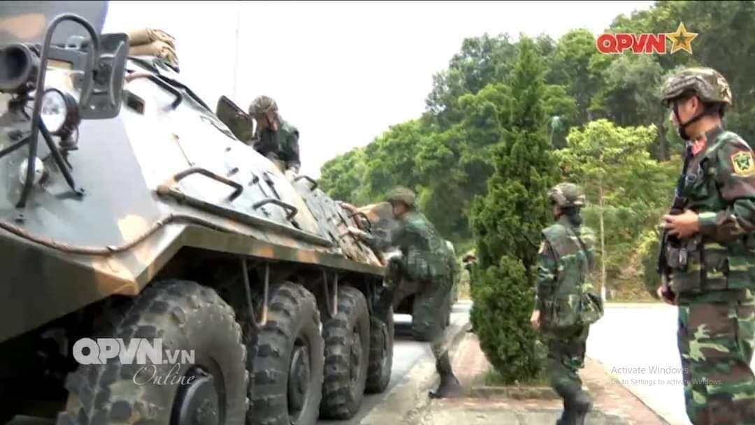 Đứng trước yêu cầu thuận tiện và đa năng hóa trang bị hơn cho các chiến sĩ đặc nhiệm. Cả Bộ Quốc phòng và Bộ Công an trong thời gian gần đây đã bắt đầu đưa vào sử dụng các loại mũ chống đạn kiểu mới hơn có thiết kế vô cùng hiện đại. Những hình ảnh được công bố trong thời gian gần đây cho thấy nhiều thay đổi mới trong trang bị của các lực lượng đặc biệt của ta, từ đó có thể nhanh chóng hiện đại hóa sánh với những lực lượng đặc biệt hàng đầu hiện nay. Ảnh: Lính trinh sát đặc nhiệm với mũ chống đạn High cut kiểu mới.