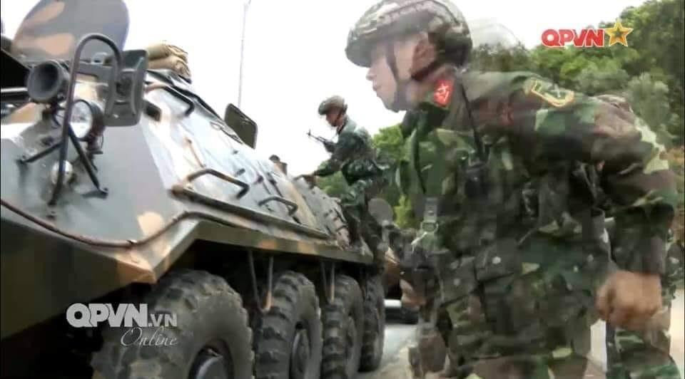 Như vậy, các lực lượng đặc biệt của ta cả quân đội và công an đều đã nhanh chóng bắt kịp xu hướng hiện đại hóa trang bị cá nhân với tiêu biểu là mũ chống đạn kiểu mới trên thế giới. Đây là một bước tiến vô cùng quan trọng đánh dấu sự phát triển từng ngày của lực lượng vũ trang, hướng đến một tương lai quân đội hiện đại, công an hiện đại vào năm 2030. Ảnh: Trinh sát đặc nhiệm với mũ chống đạn hiện đại.