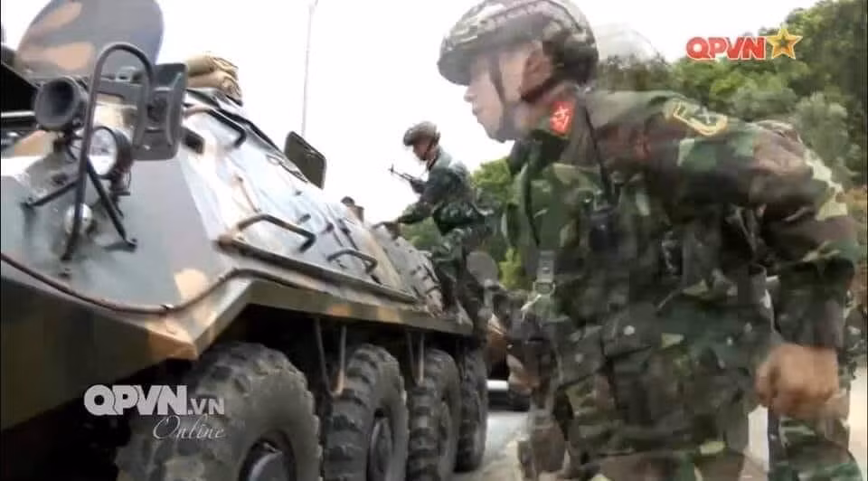 Như vậy, các lực lượng đặc biệt của ta cả quân đội và công an đều đã nhanh chóng bắt kịp xu hướng hiện đại hóa trang bị cá nhân với tiêu biểu là mũ chống đạn kiểu mới trên thế giới. Đây là một bước tiến vô cùng quan trọng đánh dấu sự phát triển từng ngày của lực lượng vũ trang, hướng đến một tương lai quân đội hiện đại, công an hiện đại vào năm 2030. Ảnh: Trinh sát đặc nhiệm với mũ chống đạn hiện đại.