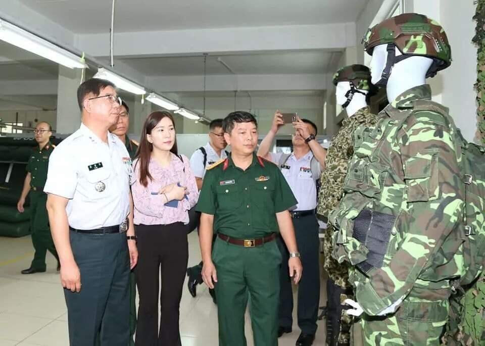 Ngoài mũ High cut, Việt Nam cũng đã bắt đầu biên chế mũ kiểu Low cut hiện đại. Mũ Low cut có các đặc tính tương tự như mũ High cut tuy nhiên không loại bỏ phần giáp ở hai bên tai để tăng tính bảo vệ, điều này cũng khiến cho người lính không thể mang tai nghe cỡ lớn. Ảnh: Mũ chống đạn kiểu Low cut tại nhà máy Z176 - Tổng cục Công nghiệp Quốc phòng.