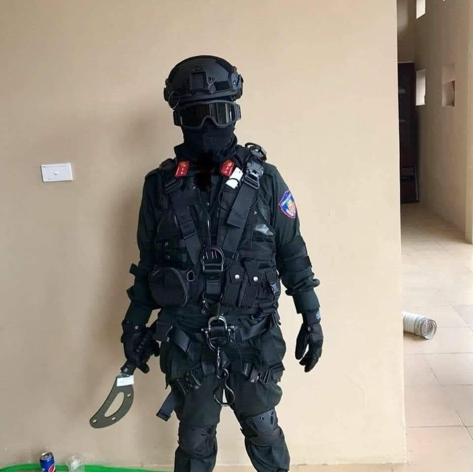 Mũ chống đạn kiểu High cut là một loại mũ chống đạn phổ biến hiện nay thường được trang bị cho các đơn vị đặc nhiệm. Mũ có đặc điểm là khoét hai bên tai để có thể gắn tai nghe và bộ đàm cho nhiệm vụ phối hợp tác chiến, từ đó giảm trọng lượng đáng kể của mũ, giúp người lính thao tác nhanh chóng và dễ dàng, thuận tiện hơn, tăng tính cơ động trên chiến trường. Ảnh: Lính cảnh sát đặc nhiệm với mũ chống đạn High cut kiểu mới.