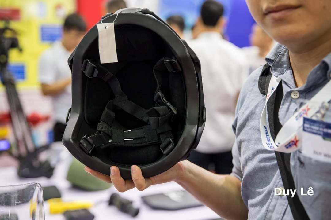 Mũ vẫn giữ nguyên khả năng chống đạn 9x19mm Parabellum tiêu chuẩn, ngoài ra còn được trang bị thêm mấu ở phía trước để gắn các loại kính ngắm nhìn đêm hoặc kính ảnh nhiệt cá nhân cho phép chiến sĩ tác chiến trong nhiều loại môi trường khác nhau, hai bên gắn ray đa năng để có thể gắn đèn pin chiến thuật hoặc tai nghe, bộ đàm cho việc thông tin liên lạc giữa tổ chiến đấu và chỉ huy. Ảnh: Mũ chống đạn High cut hiện đại của cảnh sát đặc nhiệm - Nguồn: Duy Lê