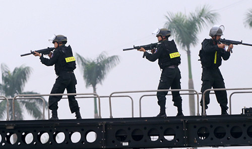 Các loại mũ chống đạn của đặc nhiệm Việt Nam hiện nay như lực lượng đặc công, trinh sát đặc nhiệm, đặc nhiệm biên phòng, cảnh sát đặc nhiệm, … chủ yếu được nhập khẩu từ Israel và Hàn Quốc. Ngoài ra, ngành Hậu cần Công an và Tổng cục Công nghiệp Quốc phòng cũng đều đã tự chế tạo được mũ chống đạn có thể chống lại đạn cỡ 9x19mm Parabellum tương đương mũ mua từ nước ngoài. Đây đều là những bước tiến vô cùng quan trọng trong công cuộc hiện đại hóa trang bị cá nhân của các lực lượng vũ trang Việt Nam Ảnh: Cảnh sát đặc nhiệm với mũ chống đạn.