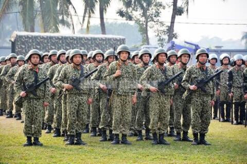 Bước vào thế kỷ XXI với yêu cầu hiện đại hóa trang bị cá nhân cho chiến sĩ, đặc biệt là chiến sĩ các lực lượng đặc nhiệm, Bộ Quốc phòng và Bộ Công an đã bắt đầu nhập khẩu số lượng lớn các loại mũ chống đạn và áo giáp để nâng cao khả năng phòng vệ của binh sĩ trên chiến trường. Ngoài ra, ta cũng đã chủ động nghiên cứu, chế tạo các loại trang bị này với tính năng tương đương trang bị mua từ nước ngoài để dần biên chế rộng rãi hơn. Ảnh: Khối chiến sĩ đặc công với súng tiểu liên Micro Uzi và mũ chống đạn - Nguồn: QĐND