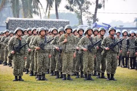 Bước vào thế kỷ XXI với yêu cầu hiện đại hóa trang bị cá nhân cho chiến sĩ, đặc biệt là chiến sĩ các lực lượng đặc nhiệm, Bộ Quốc phòng và Bộ Công an đã bắt đầu nhập khẩu số lượng lớn các loại mũ chống đạn và áo giáp để nâng cao khả năng phòng vệ của binh sĩ trên chiến trường. Ngoài ra, ta cũng đã chủ động nghiên cứu, chế tạo các loại trang bị này với tính năng tương đương trang bị mua từ nước ngoài để dần biên chế rộng rãi hơn. Ảnh: Khối chiến sĩ đặc công với súng tiểu liên Micro Uzi và mũ chống đạn - Nguồn: QĐND