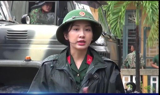 Dù chỉ mới sinh năm 1992, với một nhan sắc lung linh nhưng Trung úy Hà đã không quản ngại khó khăn, gian khổ, sẵn sàng đến những hiện trường nóng nhất, nguy hiểm nhất để có thể thông tin chính xác, sát thực tế cho nhân dân và các cán bộ chiến sĩ có một cái nhìn toàn cảnh về sự cố. Quả thật tinh thần của cô là vô cùng đáng ngưỡng mộ. Ảnh: Trung úy Phan Thanh Hà đưa tin từ sở chỉ huy tiền phương công cuộc cứu hộ thủy điện Rào Trăng 3.