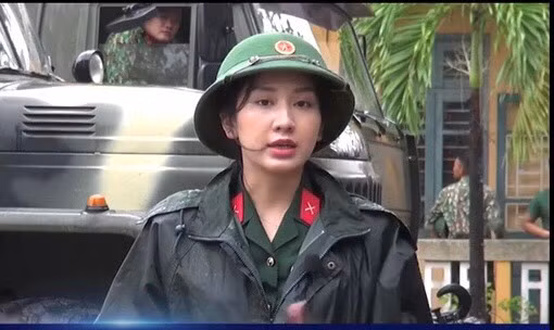 Dù chỉ mới sinh năm 1992, với một nhan sắc lung linh nhưng Trung úy Hà đã không quản ngại khó khăn, gian khổ, sẵn sàng đến những hiện trường nóng nhất, nguy hiểm nhất để có thể thông tin chính xác, sát thực tế cho nhân dân và các cán bộ chiến sĩ có một cái nhìn toàn cảnh về sự cố. Quả thật tinh thần của cô là vô cùng đáng ngưỡng mộ. Ảnh: Trung úy Phan Thanh Hà đưa tin từ sở chỉ huy tiền phương công cuộc cứu hộ thủy điện Rào Trăng 3.
