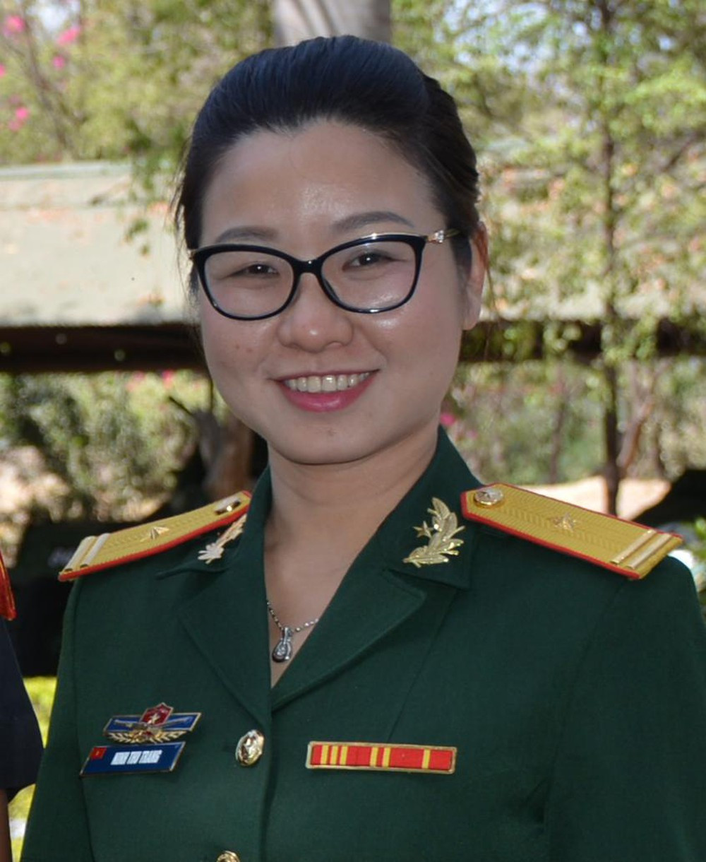 Vào năm 2016, Trung tá Ninh Thu Trang đã xuất sắc vinh dự là một trong 100 thanh niên Quân đội, Công an tiêu biểu trong học tập và làm theo tấm gương đạo đức Hồ Chí Minh được Chủ tịch nước gặp mặt, tuyên dương. Ảnh: Nữ sĩ quan trẻ Ninh Thu Trang lúc còn là Thiếu tá.