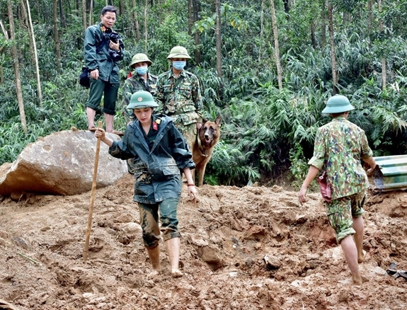 Một gương mặt tiêu biểu nữa trong những ngày mưa lũ diện rộng tại miền Trung trong những ngày vừa qua đó chính là nữ nhà báo chiến sĩ - Trung úy Phan Thanh Hà. Cô chính là phóng viên báo Quân đội Nhân dân đã có mặt từ những ngày đầu tại hiện trường vụ sạt lở đất tại thủy điện Rào Trăng 3 tỉnh Thừa Thiên - Huế, đưa tin nhanh nhạy, kịp thời, bất kể hiểm nguy, gian khó, tình trạng công tác vô cùng khắc nghiệt. Ảnh: Trung úy Phan Thanh Hà và các đồng chí đang làm nhiệm vụ khắc phục sự cố sạt lở tại Rào Trăng 3.