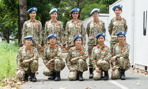 Bước vào thời đại mới, đất nước đã yên tiếng súng tuy nhiên vẫn còn đó những nhiệm vụ nặng nề hơn đè lên vai người nữ quân nhân. Đó là phát triển kinh tế, nâng cao đời sống nhân dân, quân đội, đảm bảo an ninh - quốc phòng. Lần đầu tiên, những nữ chiến sĩ của Quân đội Nhân dân Việt Nam đã được cử sang Nam Sudan để thực hiện nhiệm vụ Gìn giữ Hòa bình vô cùng cao cả của Liên Hợp Quốc, đây là một trọng trách vinh quang nhưng cũng hết sức khó khăn, đòi hỏi một sự hi sinh thầm lặng. Ảnh: Những nữ chiến sĩ lực lượng Gìn giữ Hòa bình Việt Nam triển khai tại Nam Sudan.