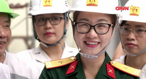 Trong nhiệm vụ xây dựng kinh tế, nổi bật nhất với tấm gương người nữ quân nhân trẻ tiêu biểu - đồng chí Trung tá Ninh Thu Trang vừa qua đã vinh dự trở thành Phó tư lệnh Binh đoàn 11 (Tổng công ty Thành An), một đơn vị kinh tế quốc phòng của quân đội ta. Chị là điển hình cho người trẻ năng động, sáng tạo, dám nghĩ dám làm trong quân đội, mang lại nhiều thành công trong lĩnh vực đang công tác. Ảnh: Nữ sĩ quan Ninh Thu Trang trong một chuyến công tác với cán bộ công nhân Binh đoàn 11.