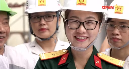 Trong nhiệm vụ xây dựng kinh tế, nổi bật nhất với tấm gương người nữ quân nhân trẻ tiêu biểu - đồng chí Trung tá Ninh Thu Trang vừa qua đã vinh dự trở thành Phó tư lệnh Binh đoàn 11 (Tổng công ty Thành An), một đơn vị kinh tế quốc phòng của quân đội ta. Chị là điển hình cho người trẻ năng động, sáng tạo, dám nghĩ dám làm trong quân đội, mang lại nhiều thành công trong lĩnh vực đang công tác. Ảnh: Nữ sĩ quan Ninh Thu Trang trong một chuyến công tác với cán bộ công nhân Binh đoàn 11.