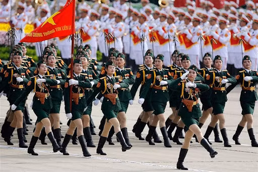 Có thể nói rằng, người nữ chiến sĩ Việt Nam bất kể là trong thời bình hay thời chiến đều là những quân nhân vô cùng gan dạ, thông minh, sắc sảo, nhạy bén và luôn luôn chiến đấu, hi sinh hết mình vì tổ quốc, vì nhân dân, vì độc lập toàn vẹn lãnh thổ. Họ chính là những người em, người chị, người mẹ vừa giỏi việc nước, vừa đảm việc nhà, xứng đáng kế thừa và tiếp nối truyền thống của những thế hệ đi trước. Ảnh: Khối nữ chiến sĩ Thông tin liên lạc tham gia diễu binh.