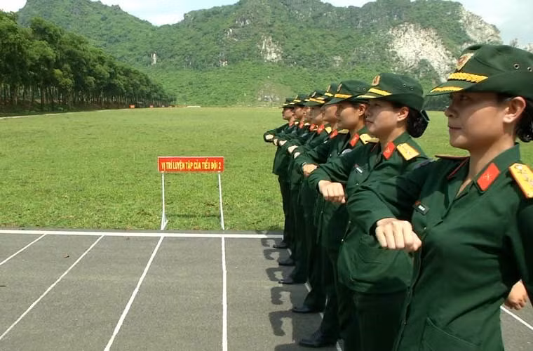 Nu chien si Viet Nam khong ngung cong hien cho quan doi nuoc nha