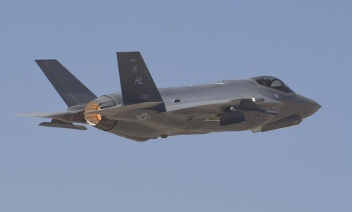 Việc UAE "chốt đơn" tới 50 chiếc F-35, hơn gấp đôi con số 24 chiếc F-35 mà đối thủ Israel đặt mua từ Mỹ trước đó, do đó người Israel rất muốn ngăn cản thương vụ này vì nó sẽ khiến lực lượng không quân của họ có phần lép vế. Đây cũng có thể dẫn đến một cuộc chạy đua vũ trang giống như các chuyên gia đã nhận định. Ảnh: F-35 sau quá trình cất cánh.