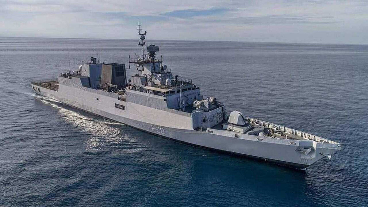 Chắc chắn rằng những chiếc khinh hạm lớp Kamorta này đúng là có năng lực chống ngầm chuyên biệt một cách vô cùng tốt nhưng khả năng vũ trang của nó vẫn khá thấp. Có thể có một sự so sánh với với những chiếc khu trục hạm hạng nhẹ săn ngầm chuyên dụng là lớp Udaloy của hải quân Liên Xô thiết kế chế tạo từ giữa những năm 1980 và đến nay vẫn được người Nga tiếp tục sử dụng, thì Kamorta hoàn toàn là thua kém về vũ khí. Hơn nữa, hiện nay xu thế tàu chiến hải quân là tàu đa nhiệm có thể cùng lúc đảm trách cả nhiều nhiệm vụ như phòng không, chống hạm, chống ngầm, do đó việc Ấn Độ phát triển riêng một mẫu tàu chiến cỡ lớn chỉ để chống ngầm có thể bị coi là khá thừa thãi. Ảnh: Chiếc INS Kamorta là tàu đầu tiên thuộc lớp cùng tên.