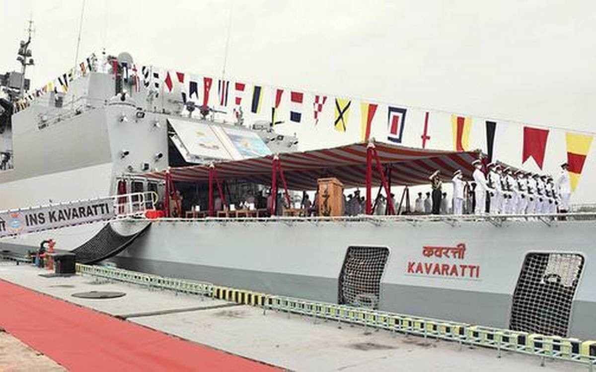 Khinh hạm INS Kavaratti được thiết kế và chế tạo bởi nhà máy đóng tàu Garden Reach ở thành phố Kolkata thuộc miền Tây Belgan của Ấn Độ. Người Ấn đã vô cùng cố gắng trong việc "nội địa hóa con" tàu này, có thể nói là một bước đại nhảy vọt khi đến 90% bộ phận trên tàu chính là do họ tự chế tạo trong nước. Nó đã hoàn thành tất cả các quá trình thử nghiệm trên biển với kết quả cực kỳ khả quan, các hệ thống trên tàu đều hoạt động tốt và thậm chí là nó cũng có thể tác chiến trong môi trường bị đối phương tấn công hạt nhân, sinh học hay hóa học. Ảnh: Chiếc INS Kavaratti trong buổi lễ gia nhập biên chế.