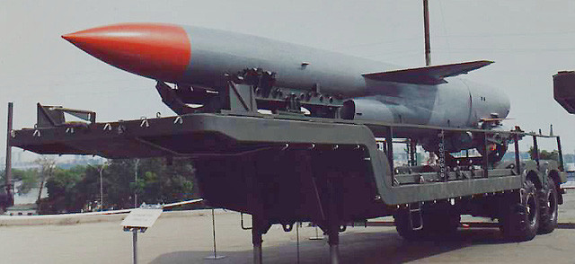 Không giống như Hải quân Mỹ, Hải quân Liên Xô đặt trọng tâm vào tên lửa chống hạm. Liên Xô đã phát triển hàng loạt tên lửa chống hạm hạng nặng, tốc độ cao, trong đó nổi bật là hai loại tên lửa chống hạm P-500 Bazalt và P-700 Granit. Ảnh: Tên lửa P-500 Bazalt – Nguồn: Wikipedia