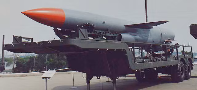 Không giống như Hải quân Mỹ, Hải quân Liên Xô đặt trọng tâm vào tên lửa chống hạm. Liên Xô đã phát triển hàng loạt tên lửa chống hạm hạng nặng, tốc độ cao, trong đó nổi bật là hai loại tên lửa chống hạm P-500 Bazalt và P-700 Granit. Ảnh: Tên lửa P-500 Bazalt – Nguồn: Wikipedia