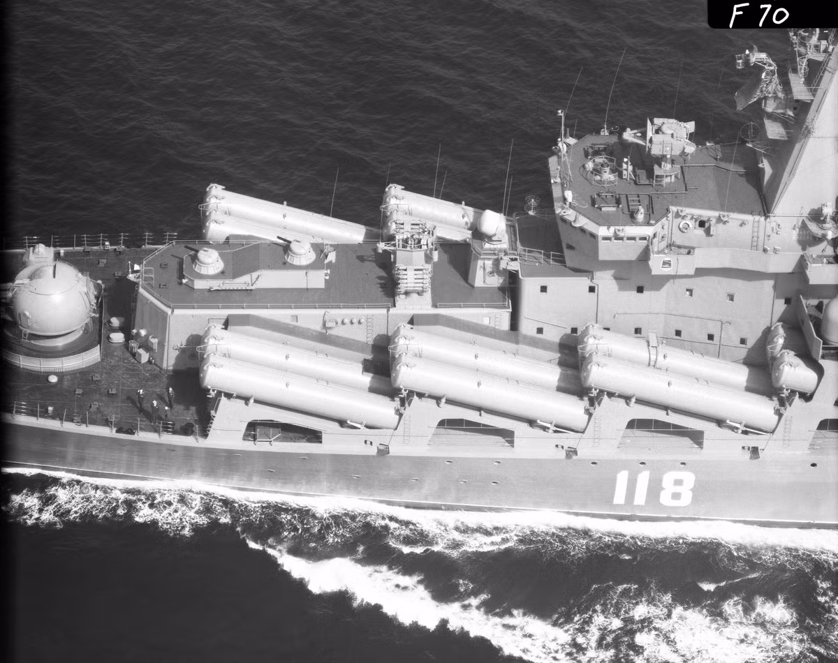 Theo tính toán của các chuyên gia quân sự Liên Xô, khi tốc độ và khả năng công phá của tên lửa chống hạm tăng lên, thì tỷ lệ phòng thủ thành công của Hải quân Mỹ sẽ giảm xuống. Những tên lửa chống hạm hạng nặng này có tốc độ trên Mach 2 và sức công phá cực mạnh; với một phát bắn trúng, là đủ để tiêu diệt một tàu khu trục lớn. Ảnh: Các ống phóng tên lửa chống hạm P-500 Bazalt trên tàu tuần dương lớp Slava – Nguồn: Wikipedia