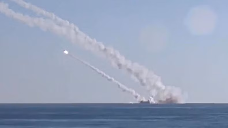 Không giống như máy bay hoạt động trên tàu sân bay, tên lửa chống hạm Zircon không cần quan tâm đến bán kính chiến đấu, do tên lửa chống hạm Zircon có thể được phóng đi bởi hầu hết các loại tàu ngầm và tàu nổi của Hải quân Nga hiện nay. Ảnh: Một vụ phóng thử tên lửa Zircon của Hải quân Nga – Nguồn: BQP Nga.