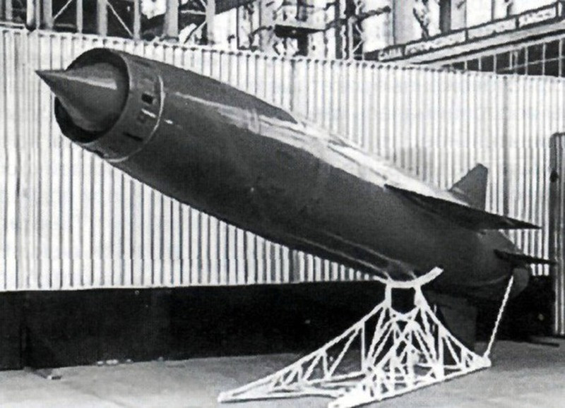 Sau năm 1991, Hải quân Nga, lực lượng kế thừa hầu hết di sản của Hải quân Liên Xô, đã duy trì những ý tưởng giống như thời Liên Xô trong việc phát triển tên lửa chống hạm. Về cơ bản là dựa trên tốc độ và tầm bắn. Ảnh: Tên lửa chống hạm P-700 Granit – Nguồn: Wikipedia