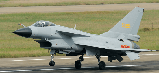 Theo báo cáo, trong những năm gần đây, nhờ sự phát triển về kinh tế, Trung Quốc đã đầu tư phát triển nhiều máy bay chiến đấu hiện đại, được trang bị những cảm biến và vũ khí tiên tiến được sản xuất trong nước, vượt qua Nga về quy mô. Ảnh: Máy bay chiến đấu J-10 của Trung Quốc - Nguồn: Sina