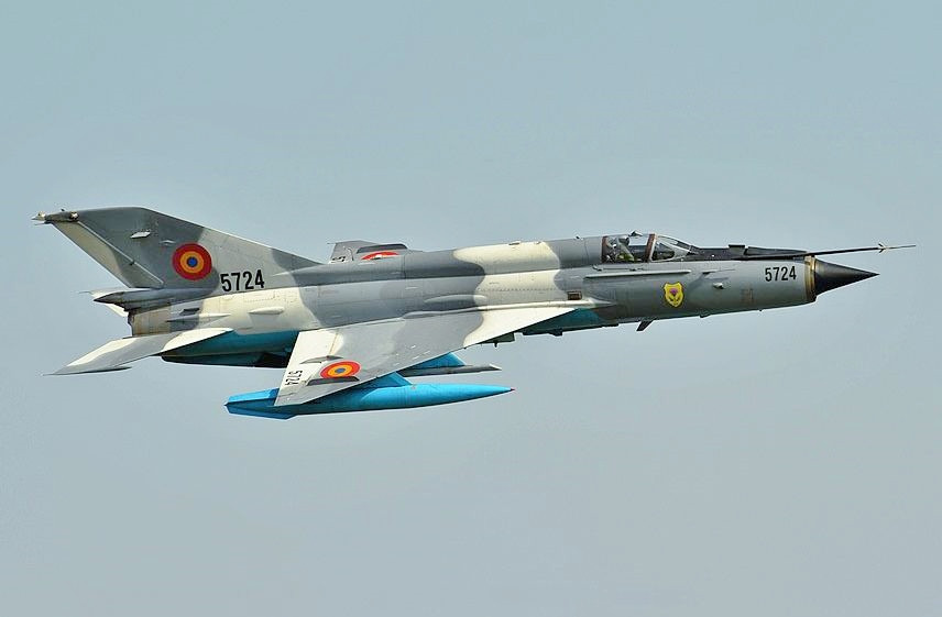 Đứng thứ hai trong top 5 là MiG-21 của Liên Xô; MiG-21 là tiêm kích hạng nhẹ thế hệ 3, sử dụng 1 động cơ; đưa vào biên chế trong Không quân Liên Xô năm 1958, nhưng hiện nay những phiên bản sửa đổi vẫn được sản xuất (máy bay JF-17). Đây là loại máy bay chiến đấu thế hệ 3 được sản xuất nhiều nhất (trên 10.000 chiếc); thời kỳ cao điểm, có 50 quốc gia sử dụng loại máy bay chiến đấu này. Ảnh: Máy bay chiến đấu MiG-21 - Nguồn: Wikipedia.