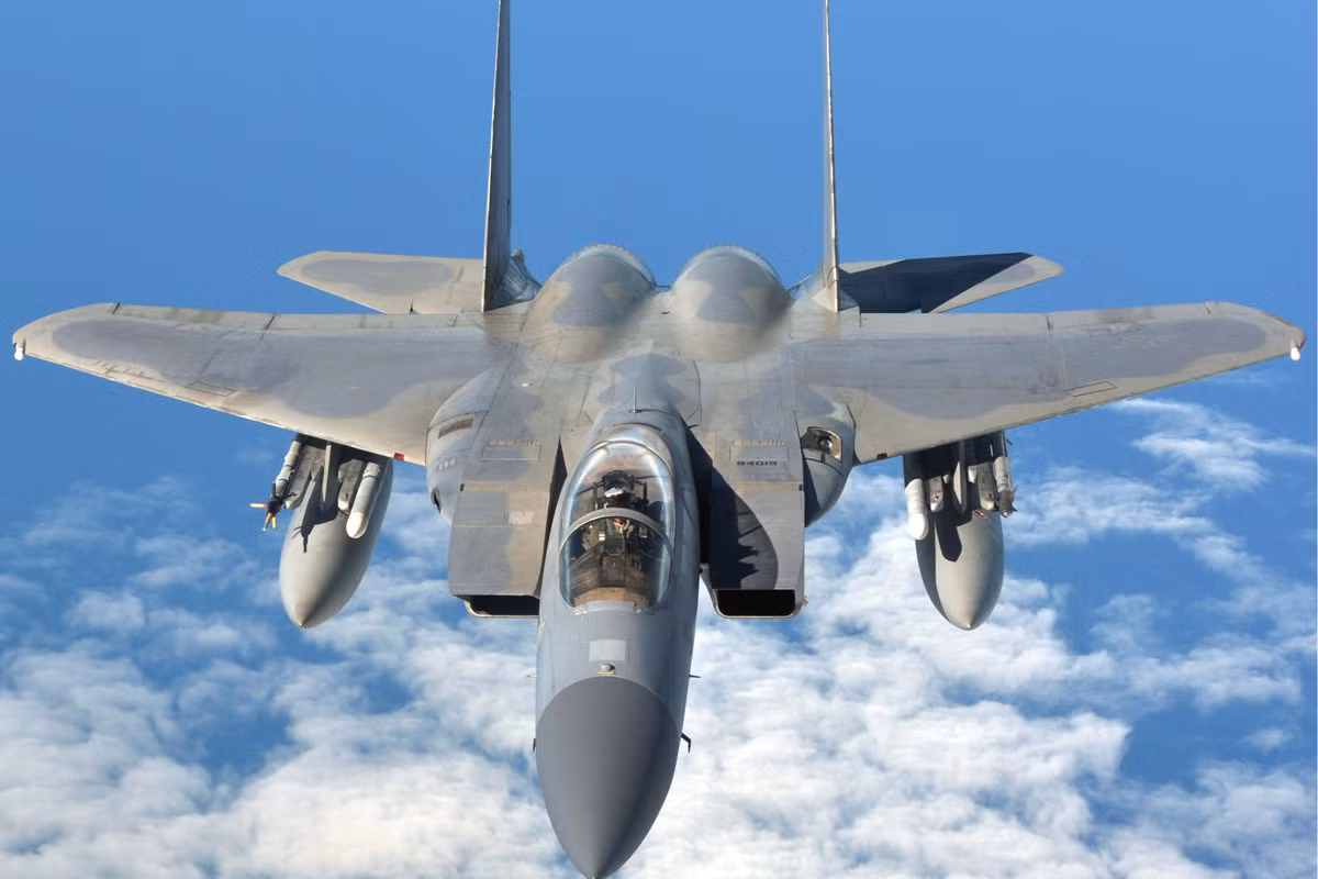 Đứng thứ bốn trong top 5 là F-15 Eagle của Mỹ; đây là loại chiến đấu cơ hạng nặng thế hệ 4, sử dụng 2 động cơ, hoạt động trong mọi thời tiết; được thiết kế để chiếm lĩnh và duy trì ưu thế trên không trong chiến đấu. Được đưa vào biên chế Không quân Mỹ từ cuối thập niên 1970 và dự kiến hoạt động đến hết năm 2030. Ảnh: Máy bay chiến đấu F-15 - Nguồn: Wikipedia.