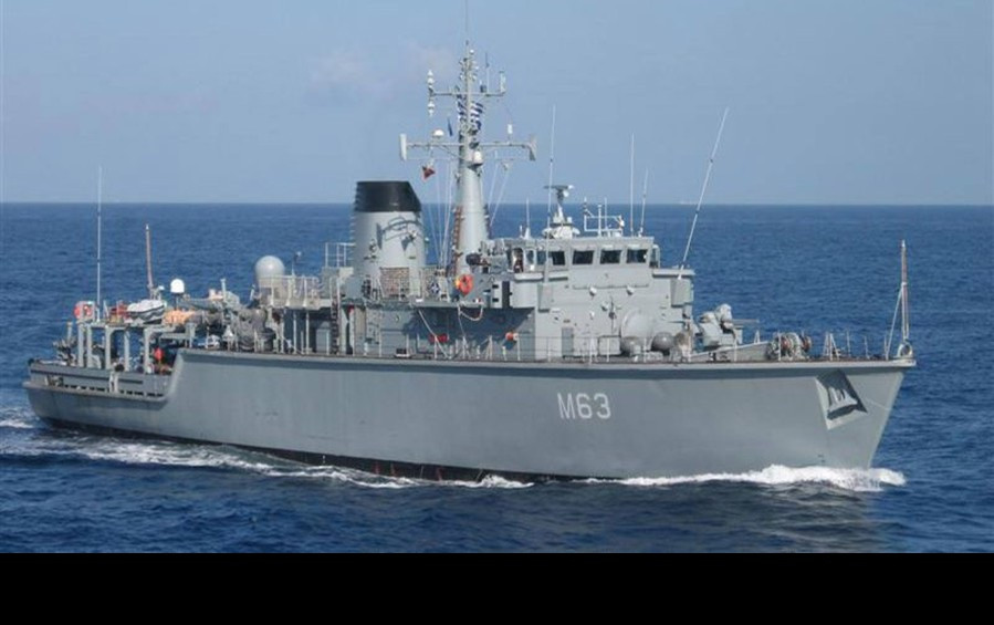 Tàu HM Kallisto vốn là tàu quét mìn HMS Berkeley thuộc lớp Hunt, được đóng mới và biên chế cho Hải quân Hoàng gia Anh từ năm 1988. Đến năm 2001, nó được loại biên và chuyển giao lại cho hải quân Hy Lạp tiếp tục sử dụng với tên gọi mới như hiện nay. Con tàu từng trong đội hình tác chiến của hải quân Anh tham gia chiến tranh Vùng Vịnh lần thứ nhất và sau đó tiếp tục làm nhiệm vụ tuần tra bảo vệ đánh bắt cá trong vùng nước của Vương quốc Anh. Ảnh: Chiếc HM Kallisto của hải quân Hy Lạp.