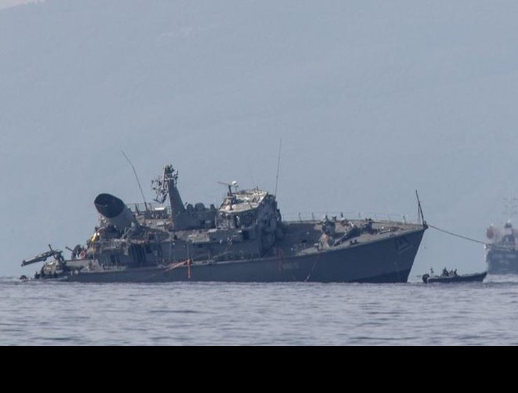 Vào lúc 7 giờ 30 phút sáng thứ ba ngày 27/10, tàu quét mìn mang số hiệu HM Kallisto (M63) của hải quân Hy Lạp đã có va chạm mạnh với một tàu container dân sự cỡ lớn mang tên Maersk Launceston ở khu vực ngoài khơi cảng Piraeus của Hy Lạp. Theo báo cáo ban đầu, chiếc tàu dân sự mang cờ Bồ Đào Nha đã đâm vào đuôi chiếc tàu chiến khi nó đang ra khỏi cảng dẫn đến hư hỏng rất nặng nề. Ảnh: Con tàu quét mìn của hải quân Hy Lạp sau khi bị đâm.