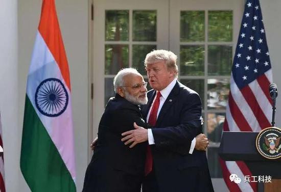 Đây là bước đi chiến lược của Ấn Độ trong bàn cờ địa chính trị khu vực Ấn Độ Dương - Thái Bình Dương. Là một quốc gia vừa là láng giềng, vừa là địch thủ, vừa là quốc gia cạnh tranh vị trí địa chiến lược với Trung Quốc, nên việc Ấn Độ "liên thủ" với Mỹ, bằng cách chia sẻ dữ liệu tình báo vệ tinh, đã làm Trung Quốc "nhảy dựng". Ảnh: Thủ tướng Ấn Độ Narendra Modi (trái) với Tổng thống Mỹ Donald Trump tại sự kiện Howdy Modi ở Houston năm 2019 - Nguồn: The Hindu