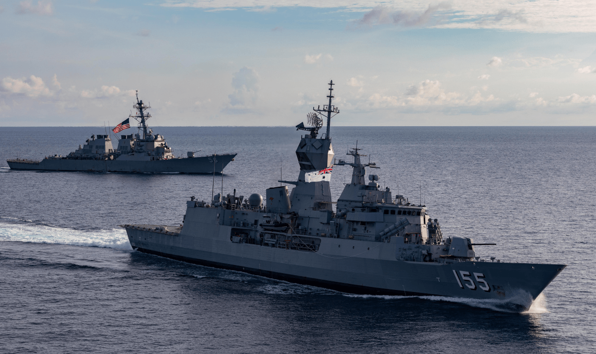 Việc ký các thỏa thuận hợp tác quân sự quan trọng Mỹ - Ấn Độ chắc chắn làm Trung Quốc "không được vui"; Trung Quốc cho rằng, việc Mỹ liên kết với Ấn Độ chỉ nhằm mục đích kiềm chế Trung Quốc từ hướng tây và tại khu vực Nam Á, cũng như khu vực Ấn Độ Dương - Thái Bình Dương mà thôi. Ảnh: Tàu khu trục USS John S McCain (phía sau) và tàu khu trục HMAS Ballarat của Hải quân Australia - Nguồn: Hải quân Mỹ
