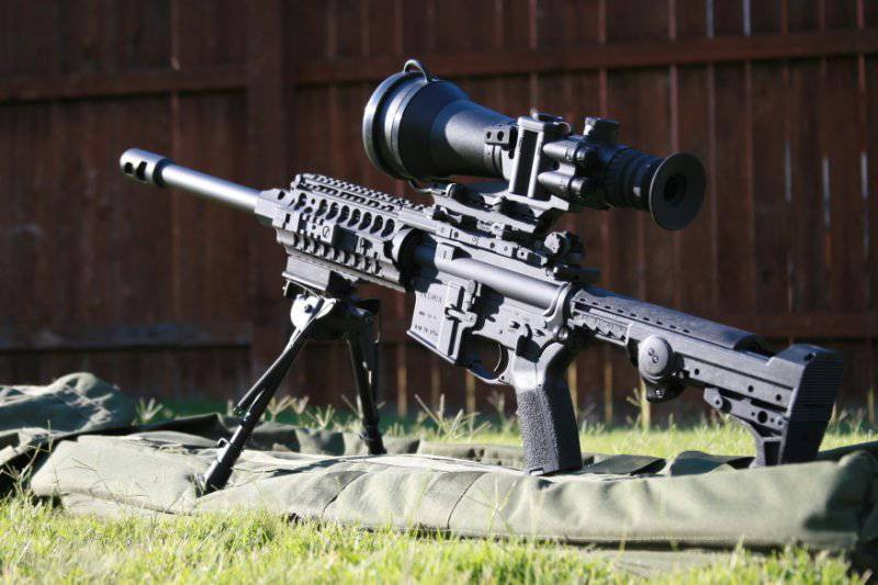 Cũng trong tác chiến hiện đại, sự phát triển của vũ khí quyết định chiến thuật sử dụng từng loại vũ khí. Các loại súng bắn tỉa cỡ nòng lớn, tầm bắn xa, mức độ sát thương lớn là vũ khí hiện đang được dùng nhiều trong các cuộc chiến tại Afghanistan, Syria và Yemen; những loại súng bắn tỉa này có thể tiêu diệt mục tiêu ở cự ly đến 2.000 mét. Ảnh: Súng bắn tỉa M-16 dùng đạn .50 Phantom.