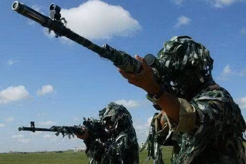 Một khẩu súng bắn tỉa dù có tính năng kỹ thuật tốt đến đâu thì cũng không thể phát huy tính năng kỹ chiến thuật nếu không có một xạ thủ giỏi. Kỹ năng của một xạ thủ không chỉ được quyết định bởi khả năng bắn siêu nhạy bén, lính bắn tỉa phải được huấn luyện kỹ thuật, chiến thuật và huấn luyện đặc biệt.