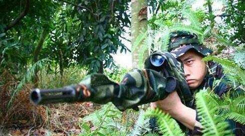 Vì vậy lựa chọn lính bắn tỉa vẫn phải dựa trên khả năng thể chất của họ như phải có thị giác và thính giác tốt, phản ứng nhanh và bình tĩnh, khả năng chịu đựng trong các điều kiện khắc nghiệt của địa hình, thời tiết cũng như mức độ nguy hiểm của chiến trường; do vậy chọn lính bắn tỉa vẫn phải trải qua một cuộc tuyển chọn đặc biệt cả về y tế và tâm lý.