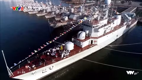 Không chỉ nâng cao tinh thần ngoại giao, việc Hàn Quốc chuyển giao các tàu hộ tống Pohang cũ này cho đối tác cũng giúp cho họ tiết kiệm chi phí rất lớn trong việc phải xử lý những con tàu loại biên này, đồng thời cùng với đó là nhận được thêm tiền thuê đại tu lớn của nước sẽ tiếp nhận tàu. Người Hàn không hề mất gì mà lại còn được lợi ích lớn, lại nâng cao vị thế trên chính trường Quốc tế, trong khi đó những con tàu này lại cực kỳ hữu ích cho quốc gia tiếp nhận chúng. Ảnh: Tàu Pohang của hải quân Việt Nam.