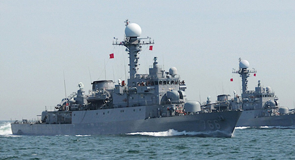  Tàu chiến Pohang có lượng giãn nước đầy tải khoảng 1.300 tấn, chiều dài 88.3m, rộng 10m, là một lớp tàu hộ tống cỡ nhỏ có khả năng tác chiến tương đối. Tàu trang bị động cơ kết hợp diesel-điện (1 động cơ diesel LM2500 và 2 động cơ MTU) cho phép tàu có thể đạt tốc độ tối đa 31 hải lý/h. Tầm hoạt động lên tới 4.000 hải lý nếu di chuyển với vận tốc hành trình 15 hải lý/h. Ảnh: Biên đội tàu Pohang của hải quân Hàn Quốc huấn luyện.