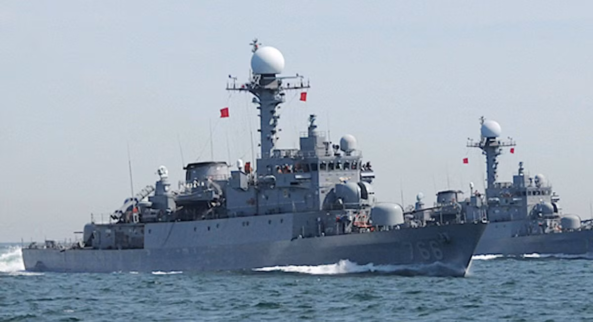  Tàu chiến Pohang có lượng giãn nước đầy tải khoảng 1.300 tấn, chiều dài 88.3m, rộng 10m, là một lớp tàu hộ tống cỡ nhỏ có khả năng tác chiến tương đối. Tàu trang bị động cơ kết hợp diesel-điện (1 động cơ diesel LM2500 và 2 động cơ MTU) cho phép tàu có thể đạt tốc độ tối đa 31 hải lý/h. Tầm hoạt động lên tới 4.000 hải lý nếu di chuyển với vận tốc hành trình 15 hải lý/h. Ảnh: Biên đội tàu Pohang của hải quân Hàn Quốc huấn luyện.