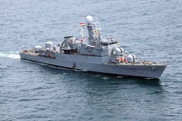 Ngày nay, khi mà thị trường vũ khí quốc tế từ lâu vốn đã bị chi phối mạnh mẽ bởi các ông lớn như Mỹ, Nga, Đức, Pháp,… thì Hàn Quốc vốn là kẻ đến sau, là nền công nghiệp quốc phòng mới nổi không có quá nhiều thị phần. Do đó việc đẩy mạnh hoạt động chào mời ngoại giao được họ đặc biệt chú trọng, cùng với đó là nhiều ưu đãi cực kỳ hấp dẫn thu hút sự quan tâm lớn của khách hàng. Thái Lan và Philippine gần đây đã đặt mua tới 3 khinh hạm của Hàn Quốc với giá cả khá phải chăng. Ảnh: Tàu Pohang của hải quân Hàn Quốc.