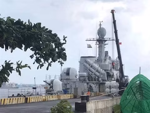 Cá biệt có trường hợp của Việt Nam sau khi nhận hai tàu Pohang Flight III của Hàn Quốc vốn chỉ là cấu hình săn ngầm không có tên lửa, đã tự tích hợp 2 bệ phóng KT-184 với 8 ống phóng tên lửa chống hạm Kh-35E lên nâng cấp sức mạnh vượt trội, thậm chí là hơn cả phiên bản Flight IV mới hơn sau này. Ảnh: Lắp đặt bệ phóng KT-184 lên tàu Pohang Việt Nam.