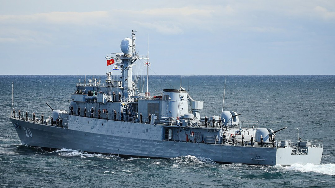 Con đường ngoại giao tàu chiến Pohang thực sự là một bước đi cực kỳ khôn khéo của Hàn Quốc, vừa được lợi ích từ các đồng minh lại vừa nhận được tiếng tốt về sự hào phóng. Dù cho vẫn phải trả một khoản chi phí,tuy nhiên chắc chắn nước sở tại khi nhận được tàu chiến Hàn sẽ rất vui mừng, và chắc chắn một điều nữa rằng trong tương lai những chiếc tàu chiến cũ đã loại biên này sẽ tiếp tục được tặng. Ảnh: Tàu Pohang của hải quân Việt Nam.