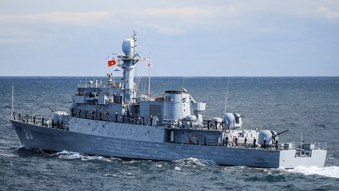 Con đường ngoại giao tàu chiến Pohang thực sự là một bước đi cực kỳ khôn khéo của Hàn Quốc, vừa được lợi ích từ các đồng minh lại vừa nhận được tiếng tốt về sự hào phóng. Dù cho vẫn phải trả một khoản chi phí,tuy nhiên chắc chắn nước sở tại khi nhận được tàu chiến Hàn sẽ rất vui mừng, và chắc chắn một điều nữa rằng trong tương lai những chiếc tàu chiến cũ đã loại biên này sẽ tiếp tục được tặng. Ảnh: Tàu Pohang của hải quân Việt Nam.