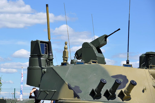 Về vũ khí phụ, Sprut-SDM1 được trang bị một súng máy hạng nặng 12,7 mm, được điều khiển từ xa; dùng để bắn máy bay bay thấp, nhất là máy bay không người lái và yểm trợ hỏa lực, tiêu diệt các mục tiêu mặt đất; kíp xe gồm ba người (trưởng xe, lái xe và pháo thủ).