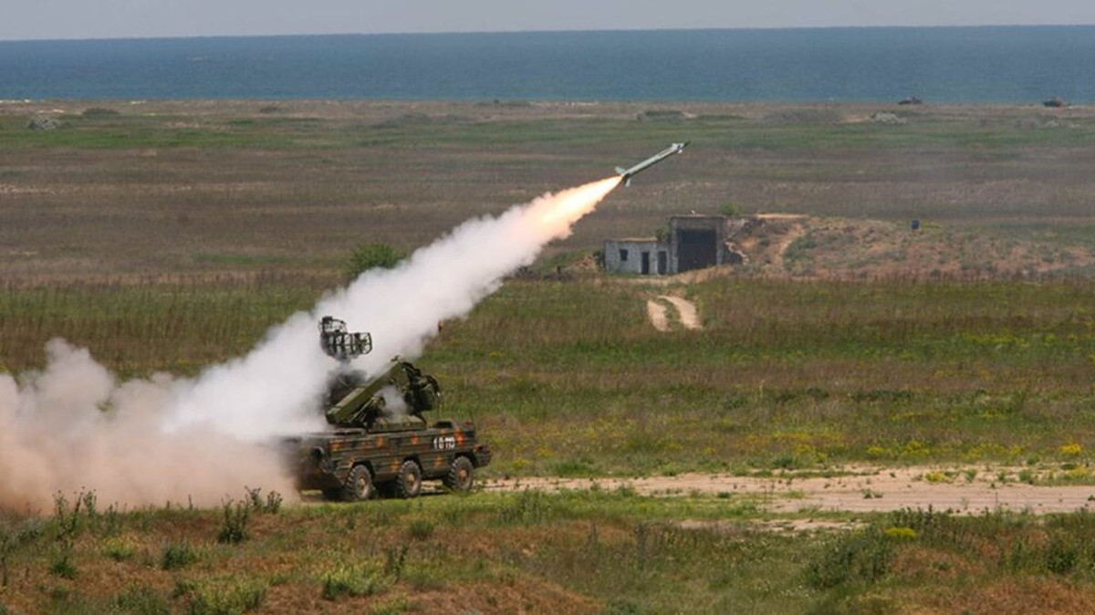 Trong khi đó, lực lượng phòng không Armenia đang tỏ ra vô cùng yếu đuối và hoạt động kém hiệu quả khi không thể khắc chế được các UAV của đối phương. Các tổ hợp tên lửa phòng không tầm thấp Osa tịt ngòi trước các cuộc không kích của UAV dẫn đến nhiều mất mát. Có thể thấy rằng, do UAV có diện tích phản xạ radar là vô cùng nhỏ dẫn đến việc radar của các tổ hợp phòng không vô cùng khó khăn trong việc phát hiện. Ảnh: Tổ hợp phòng không tầm thấp Osa của Armenia khai hỏa.