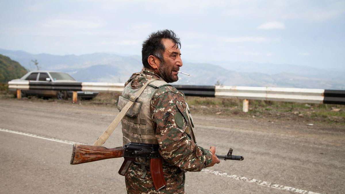 Việc sử dụng cỡ đạn mới cho phép súng đạt độ chính xác cao hơn và ít giật hơn đáng kể so với AK-47/AKM, tuy nhiên việc cỡ đạn nhỏ hơn cũng đồng nghĩa với việc khả năng sát thương và sức công phá cũng bị giảm bớt. Dẫu vậy, với khả năng tác xạ tốt cũng như độ ổn định của súng, trong tầm bắn hiệu quả từ 400m trở lại thì UAV hoàn toàn có thể bị AK-74 tiêu diệt. Ảnh: Binh sĩ Armenia với một khẩu AK-74.